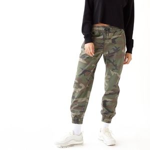 Aritiza TNA Ali’s camo drawstring joggers